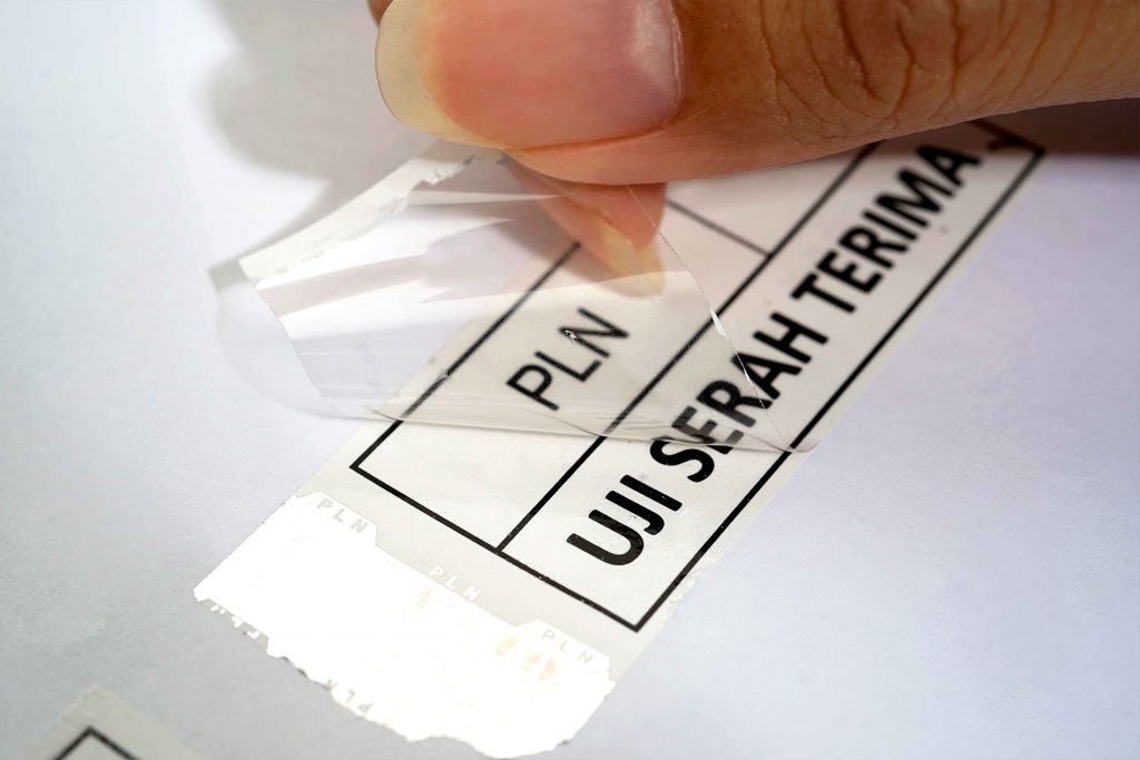 Holographic labels with QR code